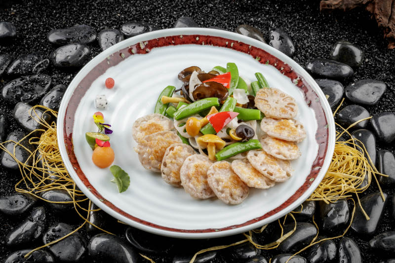 青色花盘装的荷塘月色小炒配油炸虾饼