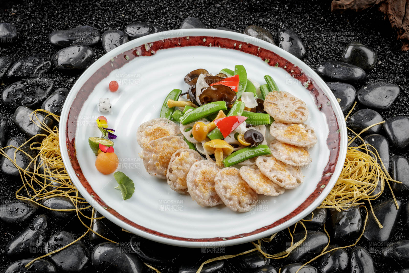 青色花盘装的荷塘月色小炒配油炸虾饼