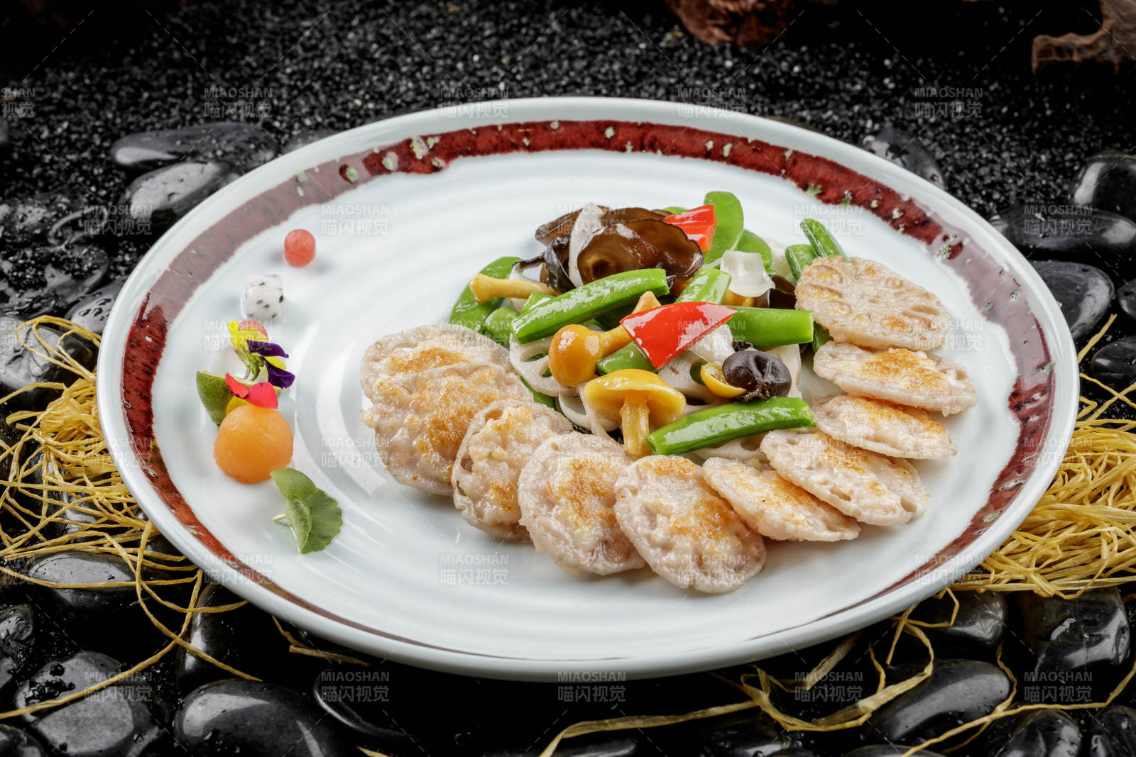 青色花盘装的荷塘月色小炒配油炸虾饼