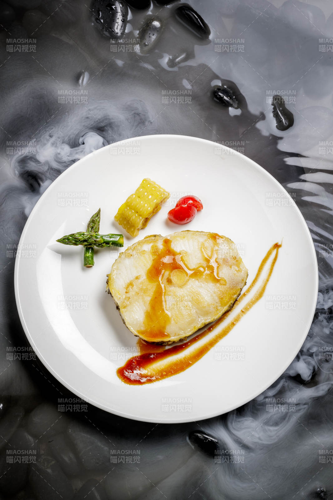 香煎银鳕鱼摆放在干冰缭绕的水中