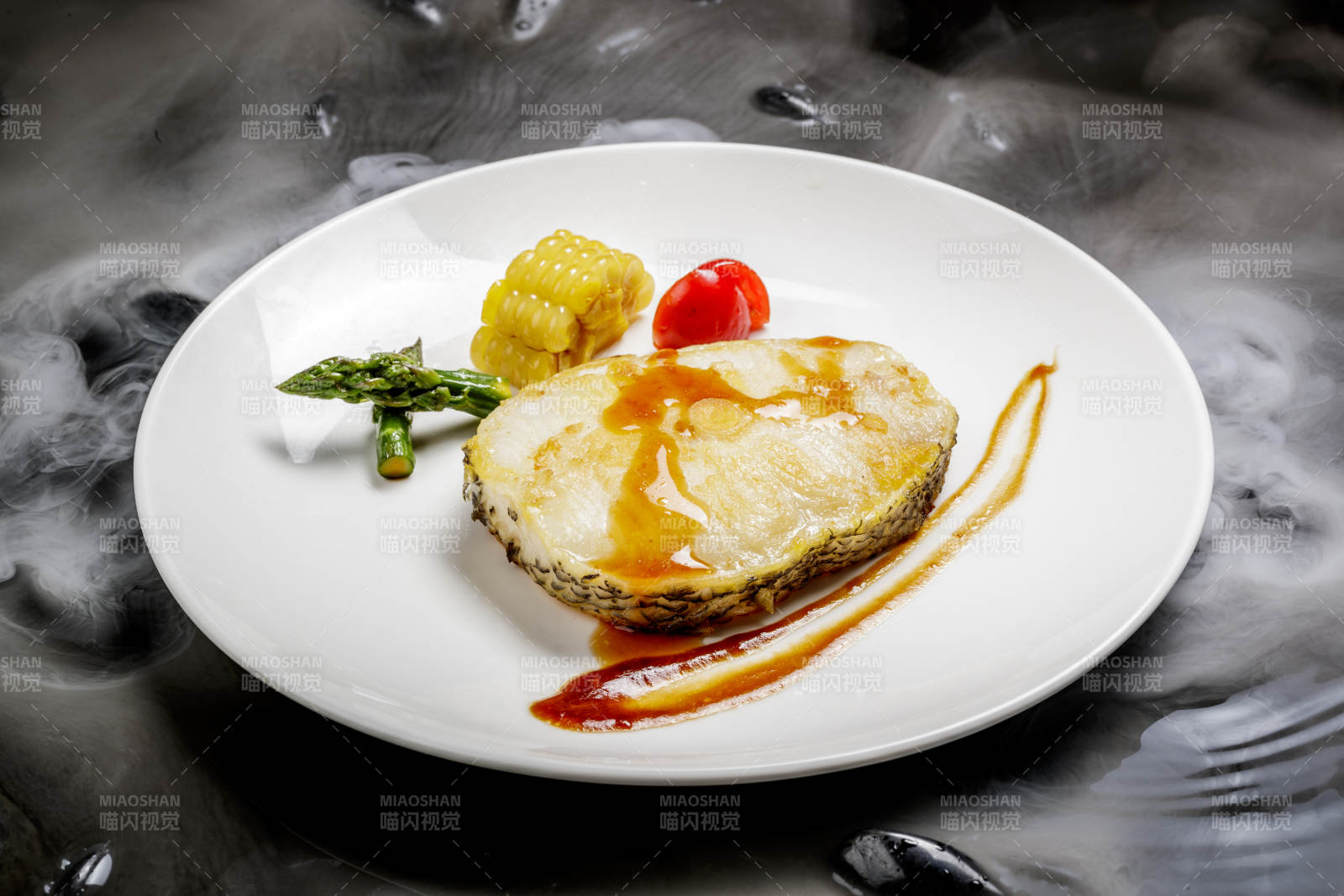 香煎银鳕鱼摆放在干冰缭绕的水中