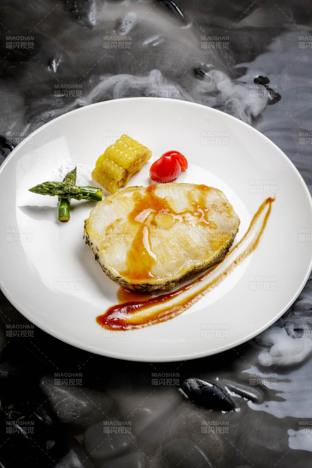 香煎银鳕鱼摆放在干冰缭绕的水中