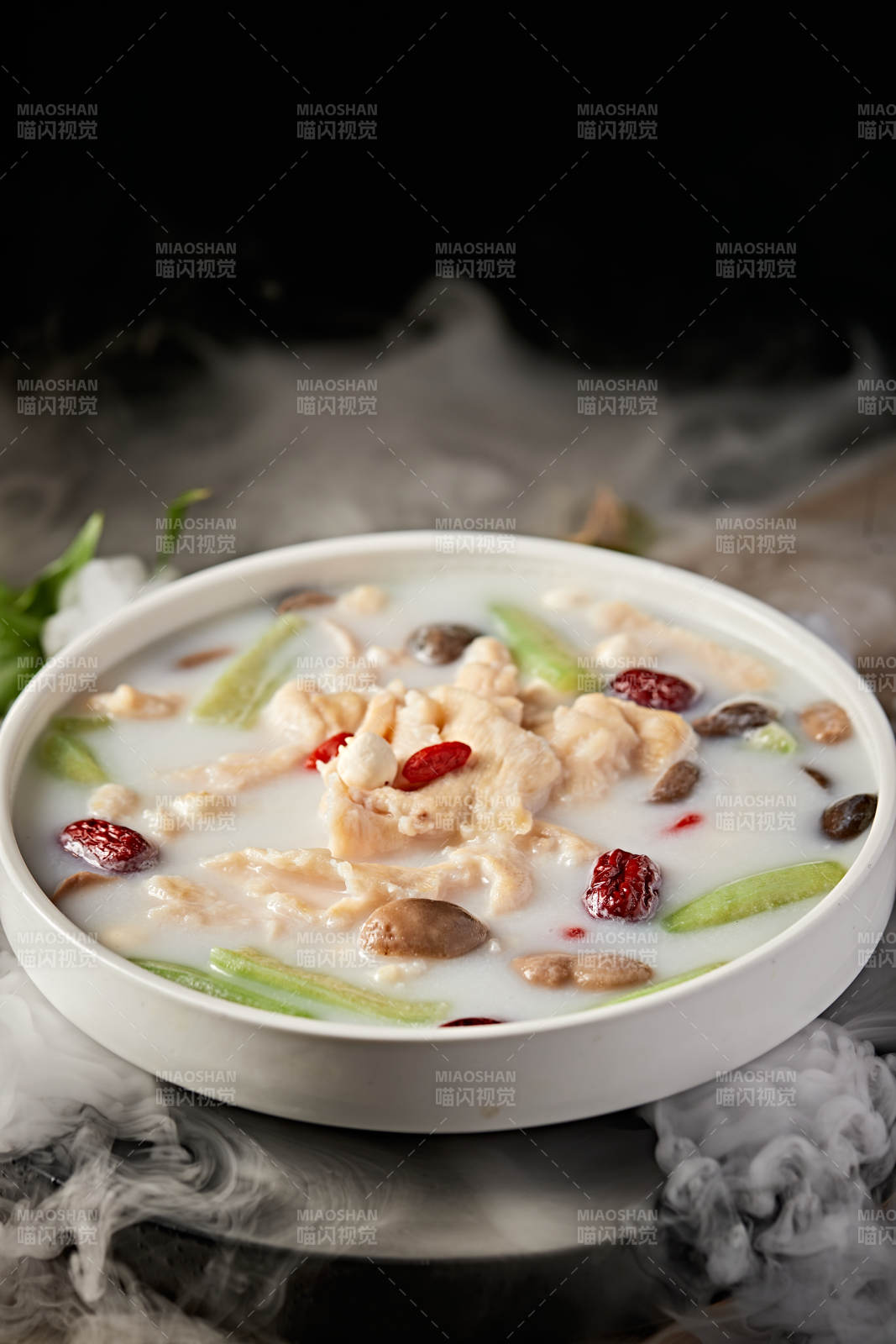 鸡片鸡佛莲子红枣枸杞丝瓜滋补汤