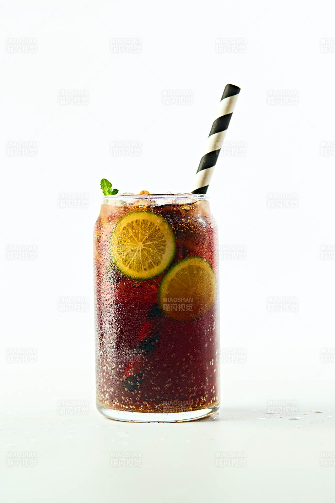 满是冰块清凉解暑的碳酸饮料可乐