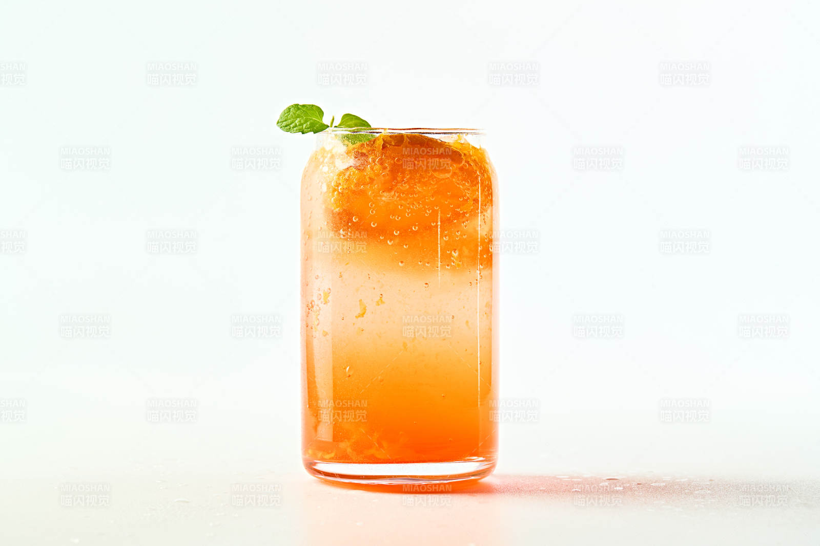 滿是冰塊清涼解暑的碳酸飲料橘子汽水