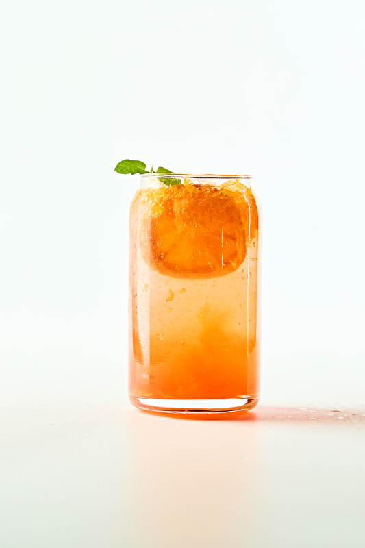 滿是冰塊清涼解暑的碳酸飲料橘子汽水