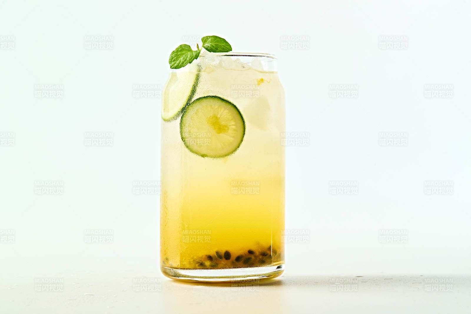 满是冰块清凉解暑的百香果肉气泡水