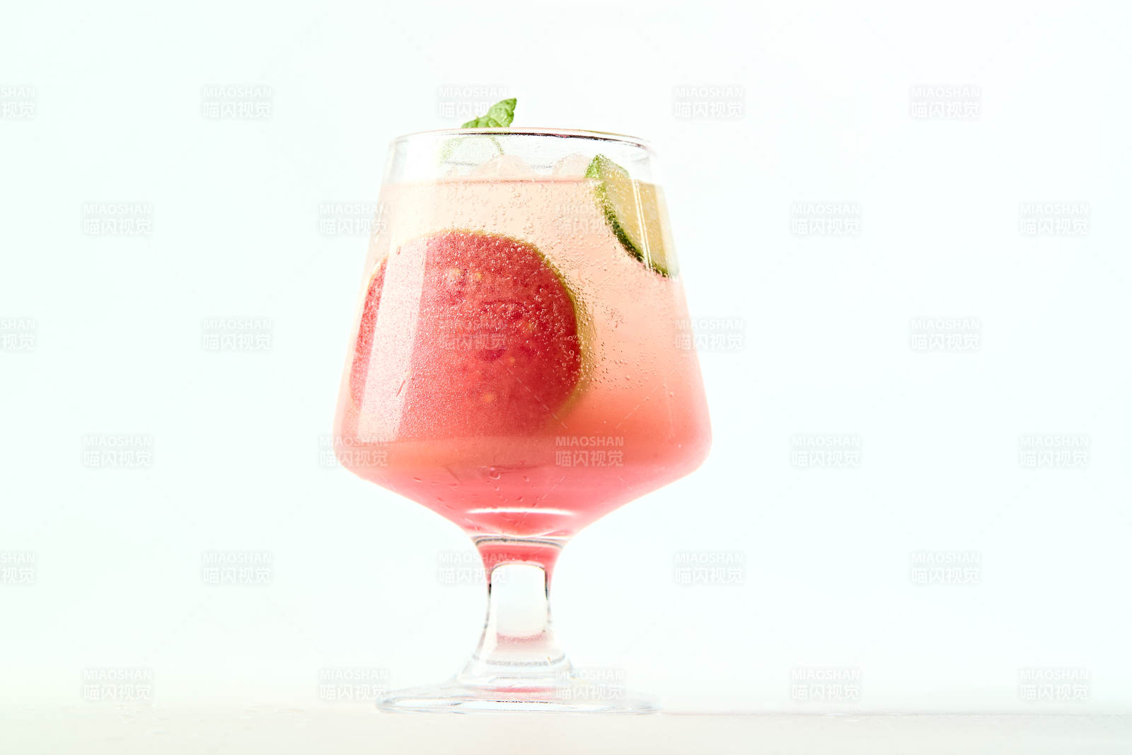 满是冰块清凉解暑的桃子气泡水