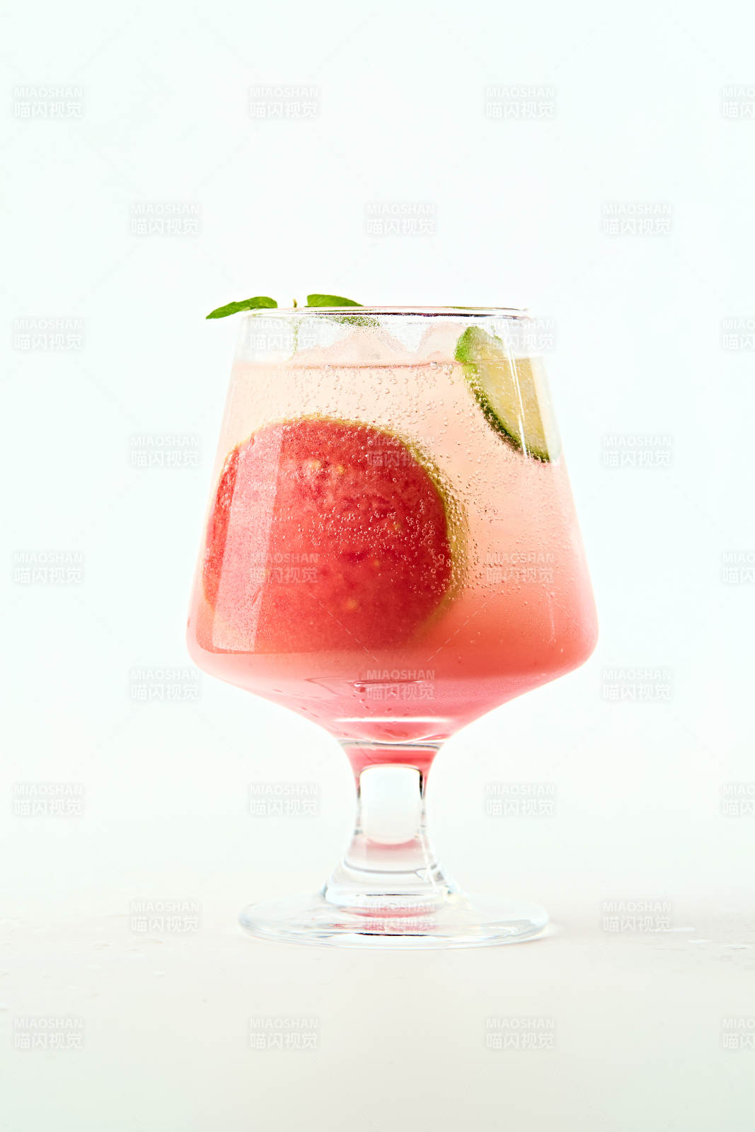 满是冰块清凉解暑的桃子气泡水