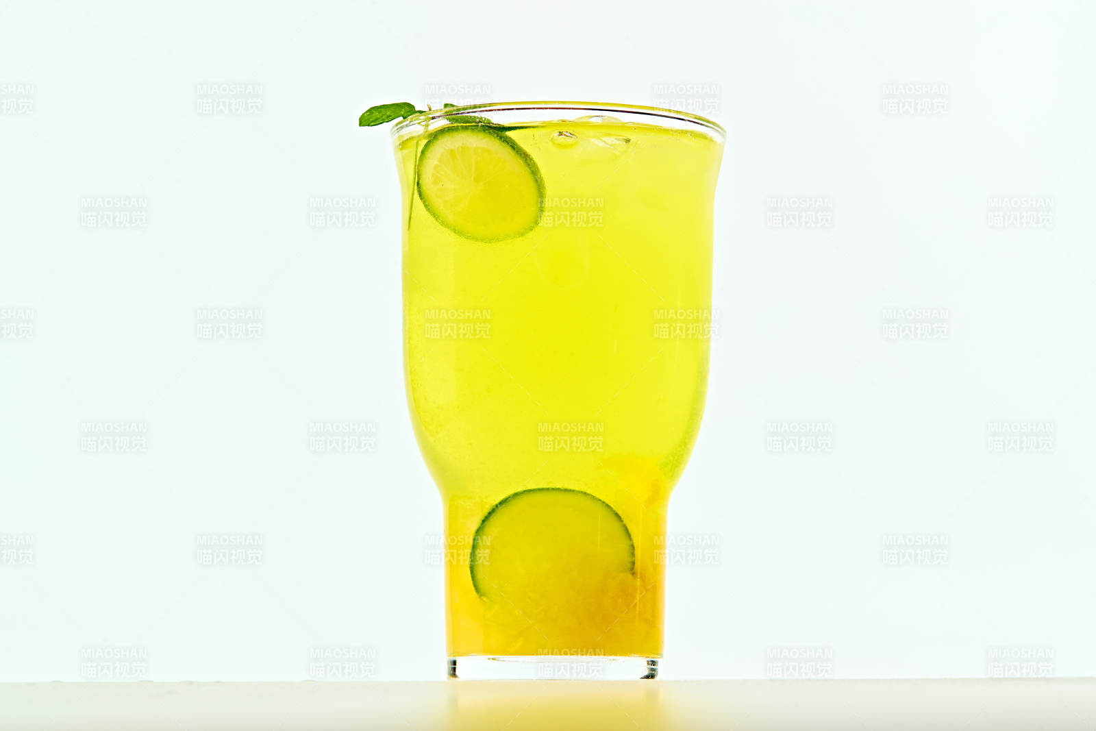 满是冰块清凉解暑的柠檬气泡水