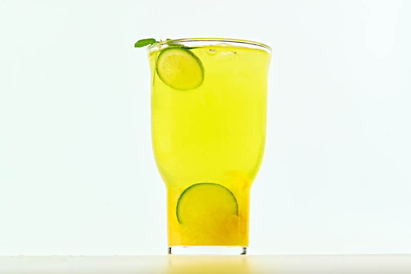 满是冰块清凉解暑的柠檬气泡水