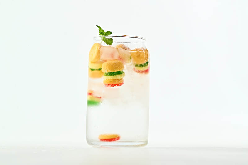 滿是冰塊清涼解暑的漢堡軟糖雪碧汽水