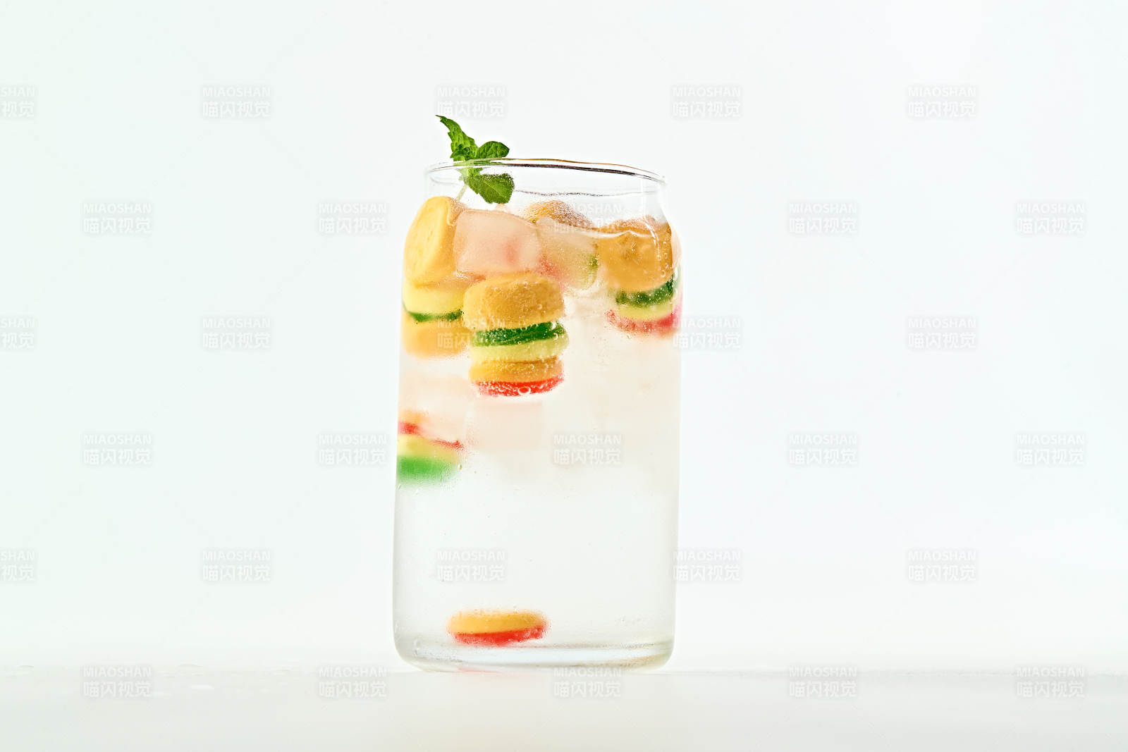 滿是冰塊清涼解暑的漢堡軟糖雪碧汽水