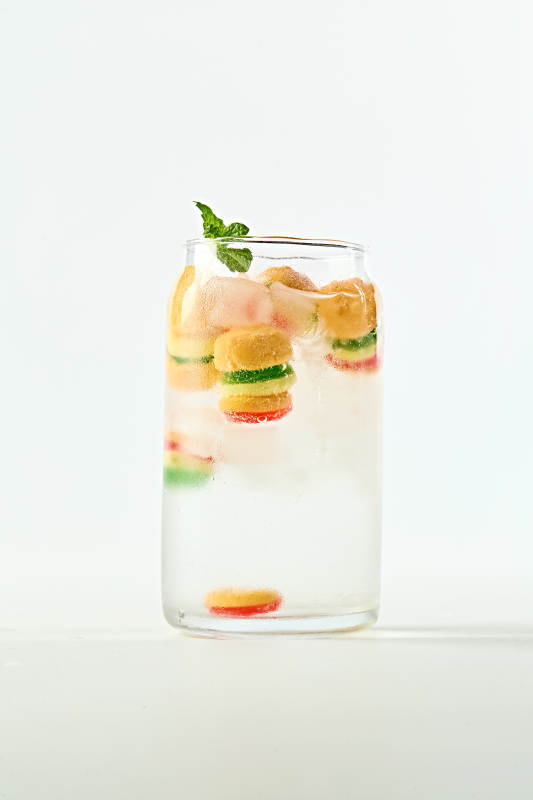 滿是冰塊清涼解暑的漢堡軟糖雪碧汽水