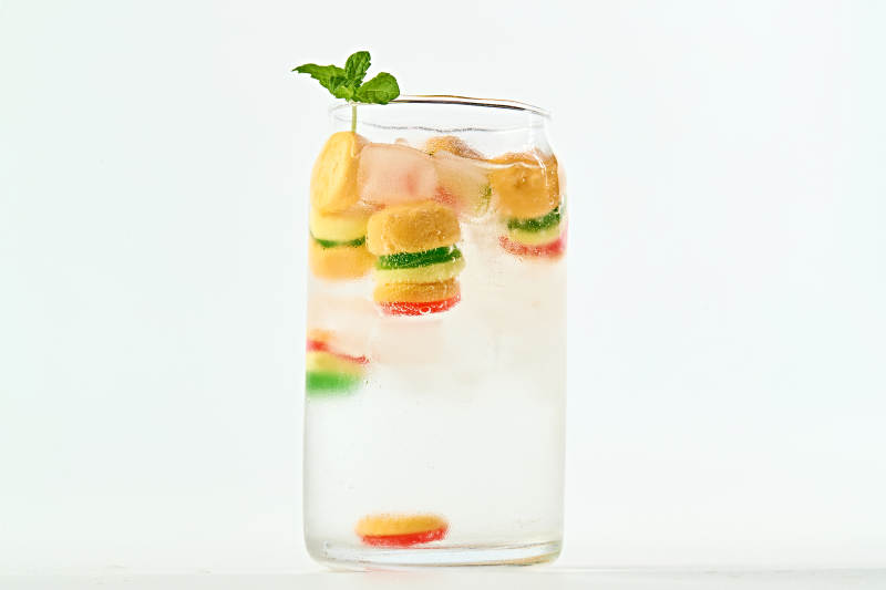 滿是冰塊清涼解暑的漢堡軟糖雪碧汽水