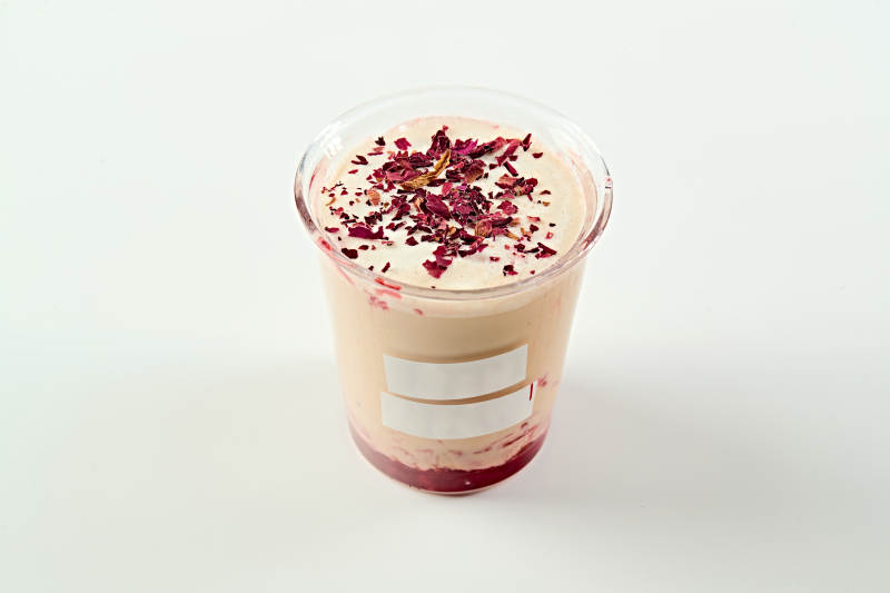 玫瑰花瓣生椰拿铁咖啡