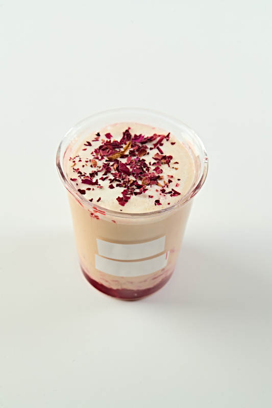 玫瑰花瓣生椰拿铁咖啡