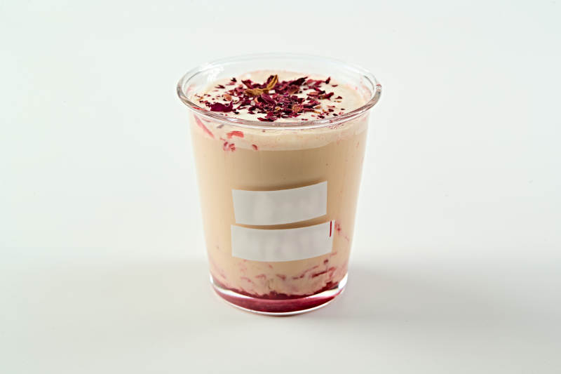 玫瑰花瓣生椰拿铁咖啡