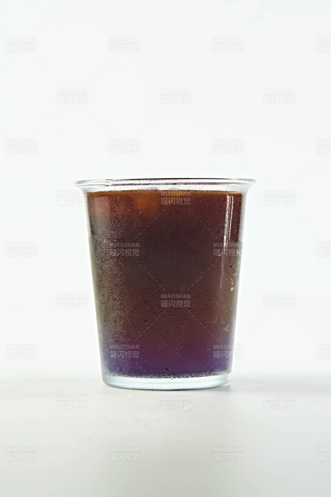 夏日清凉咖啡饮品蓝莓黑加仑冰美式