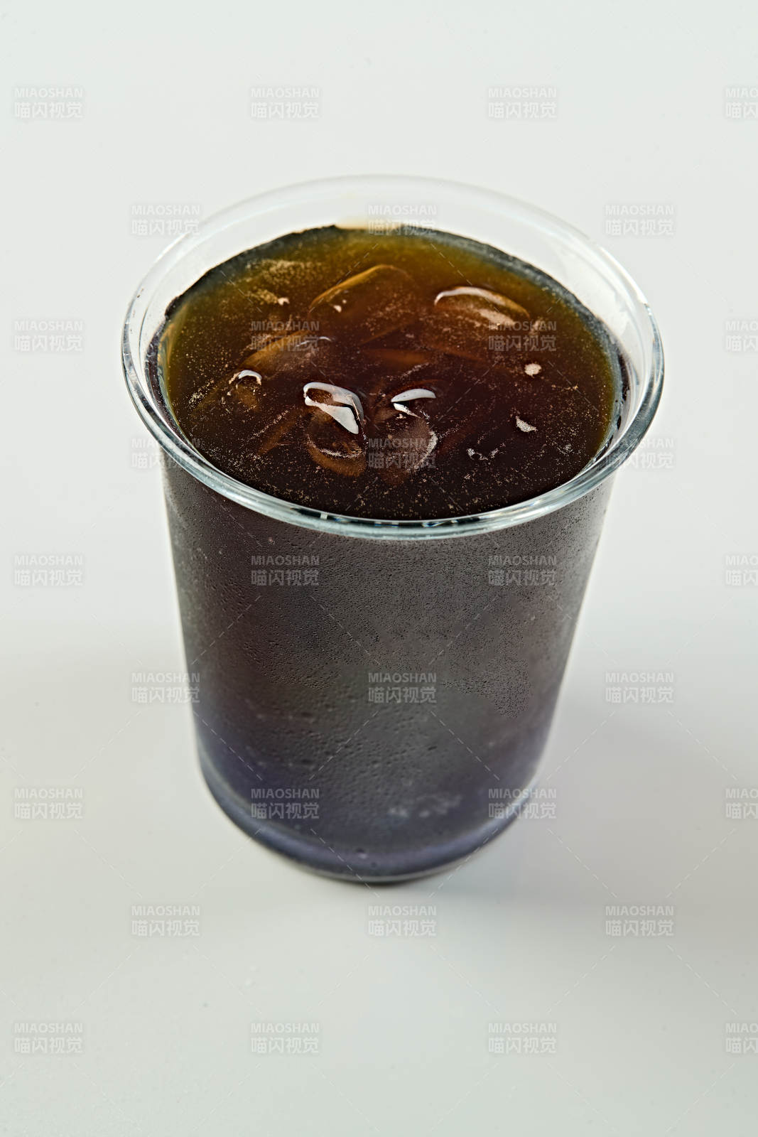 夏日清凉咖啡饮品蓝莓黑加仑冰美式