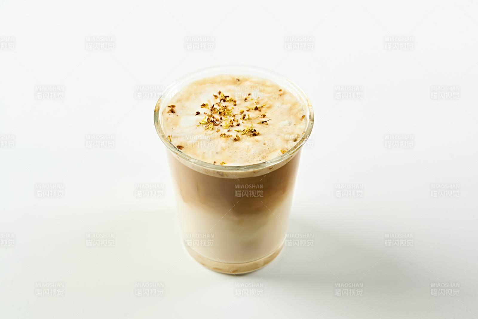 满是冰块清凉解暑的冰生椰拿铁咖啡