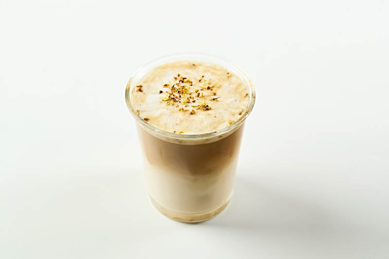 满是冰块清凉解暑的冰生椰拿铁咖啡