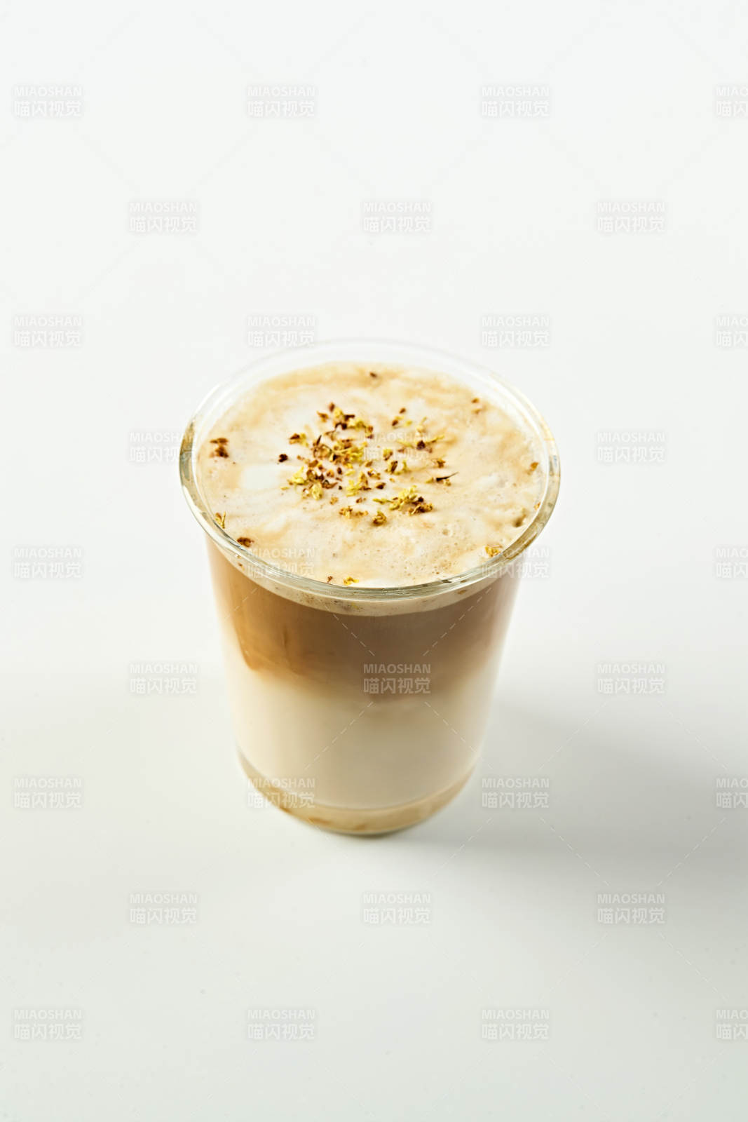 满是冰块清凉解暑的冰生椰拿铁咖啡