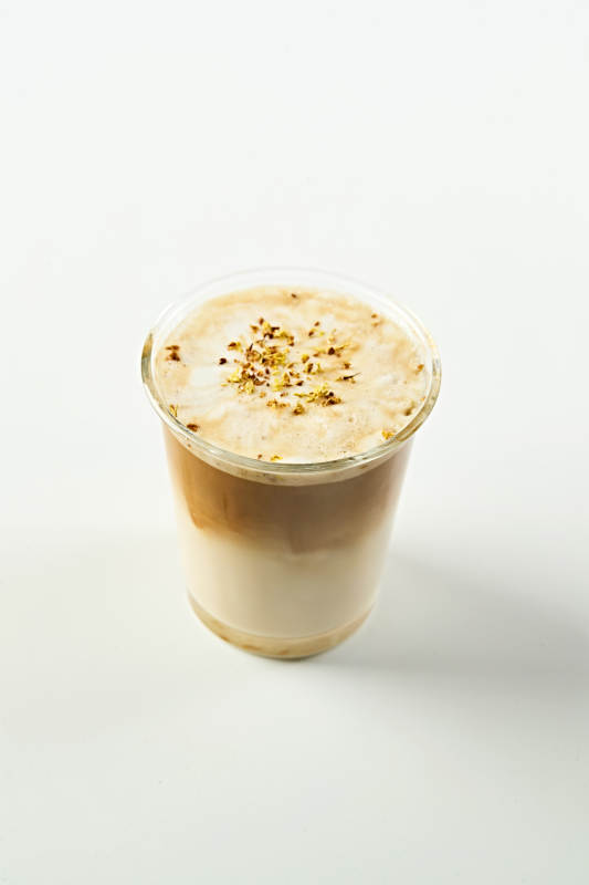 满是冰块清凉解暑的冰生椰拿铁咖啡