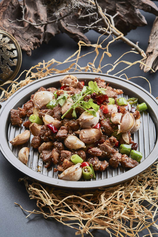 鐵板餐具裝的孜然毛蒜燒羊肉