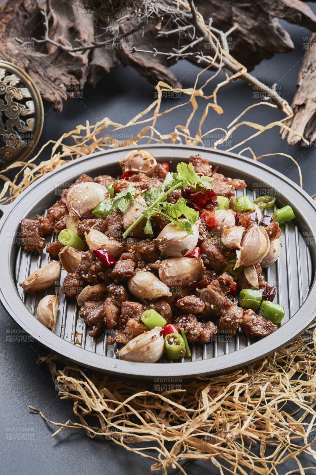 鐵板餐具裝的孜然毛蒜燒羊肉