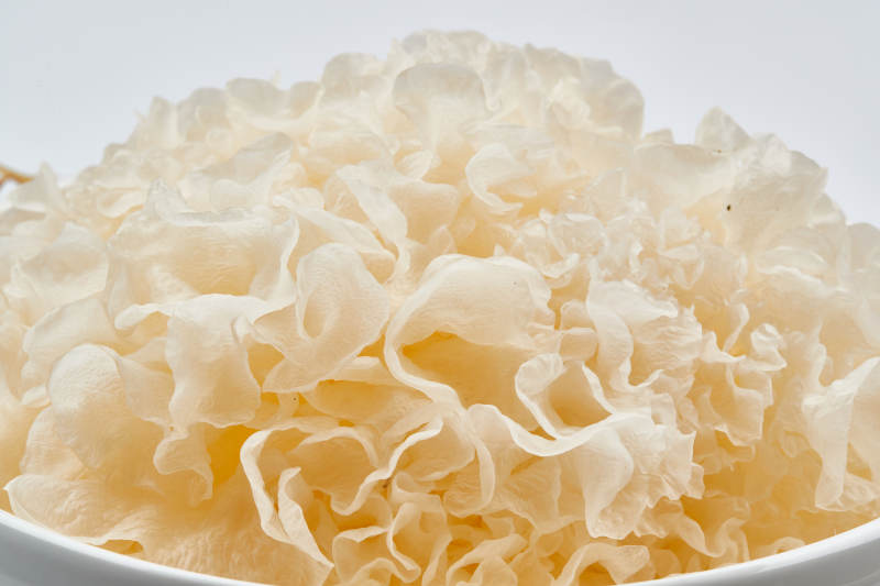 白色瓷盘装的火锅食材鲜银耳