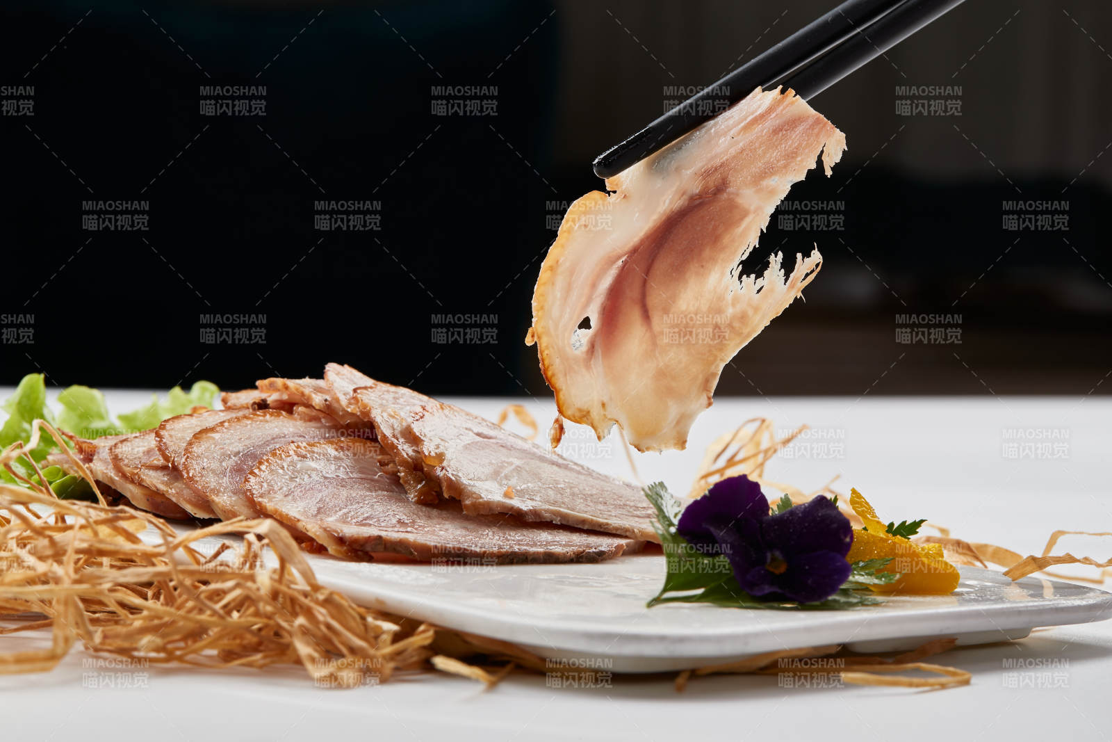 白色瓷盤裝的煙熏豬肘五花肉