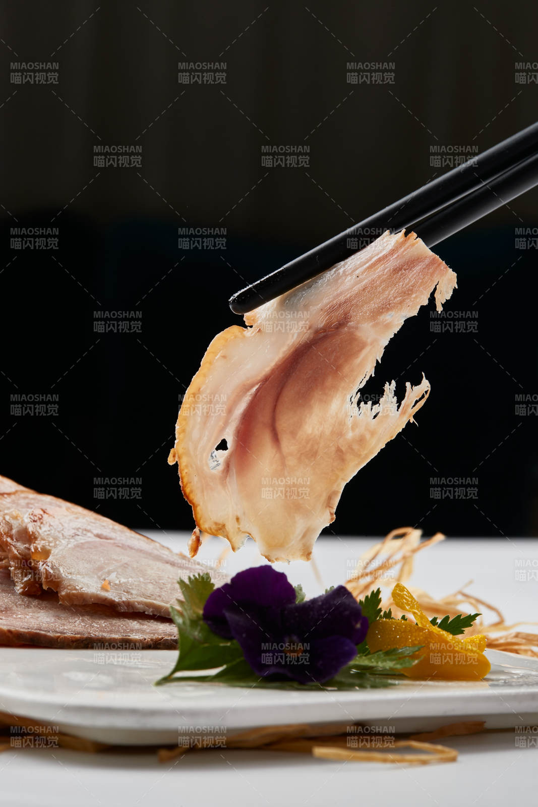 白色瓷盤裝的煙熏豬肘五花肉