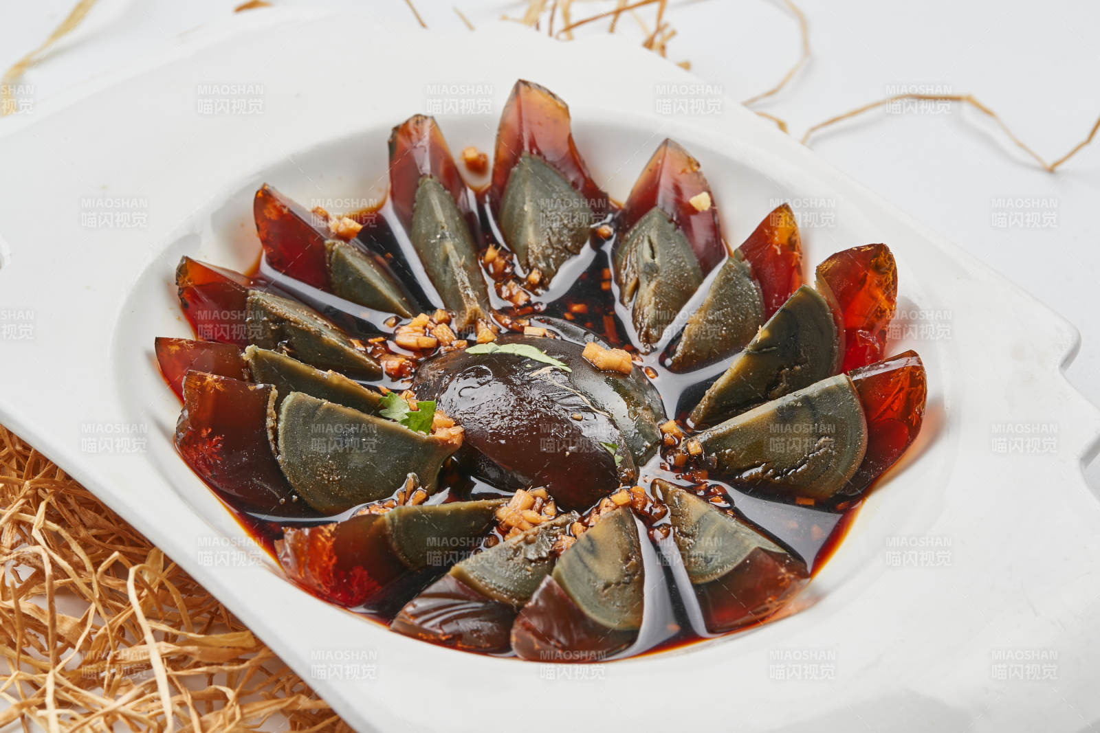 白色瓷盘装的姜汁松花蛋