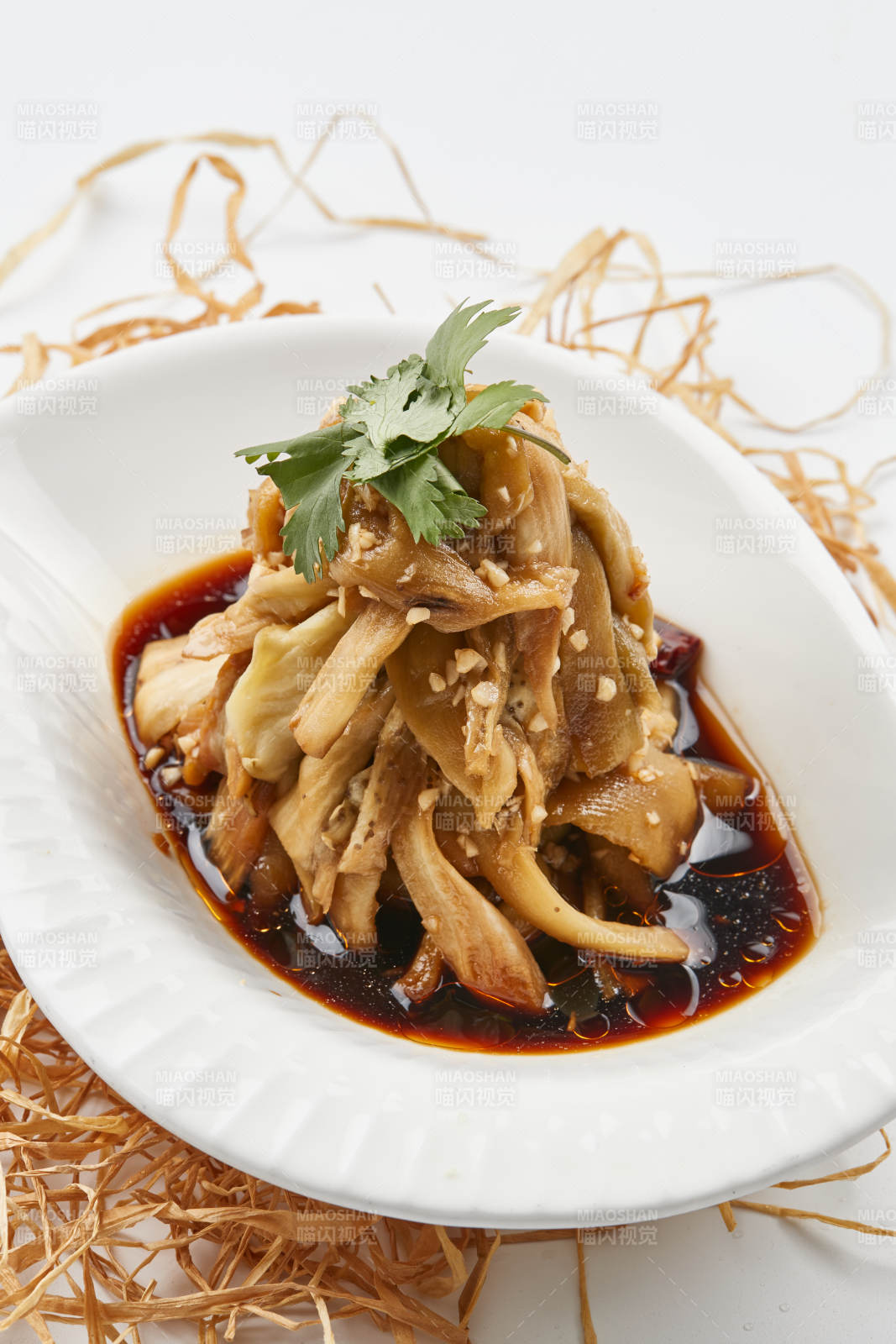 白色瓷盤裝的蒜泥蒸茄子