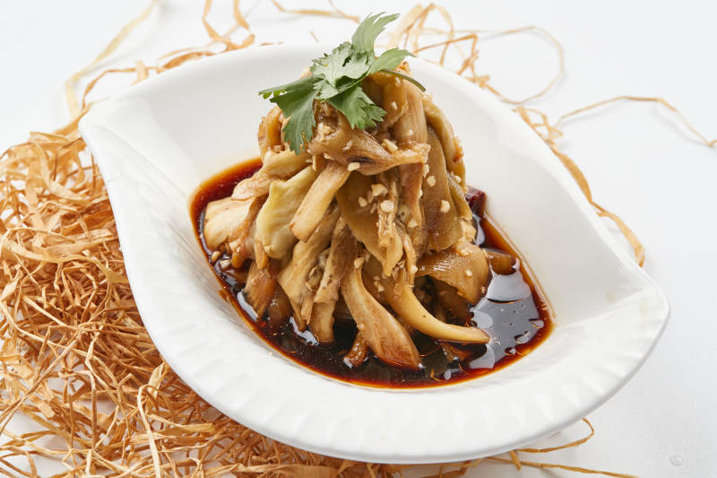 白色瓷盤裝的蒜泥蒸茄子