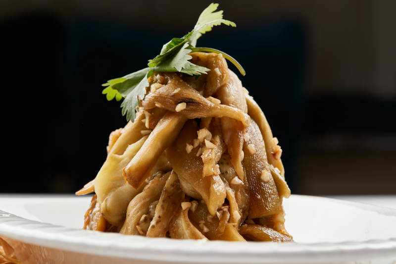 白色瓷盤裝的蒜泥蒸茄子