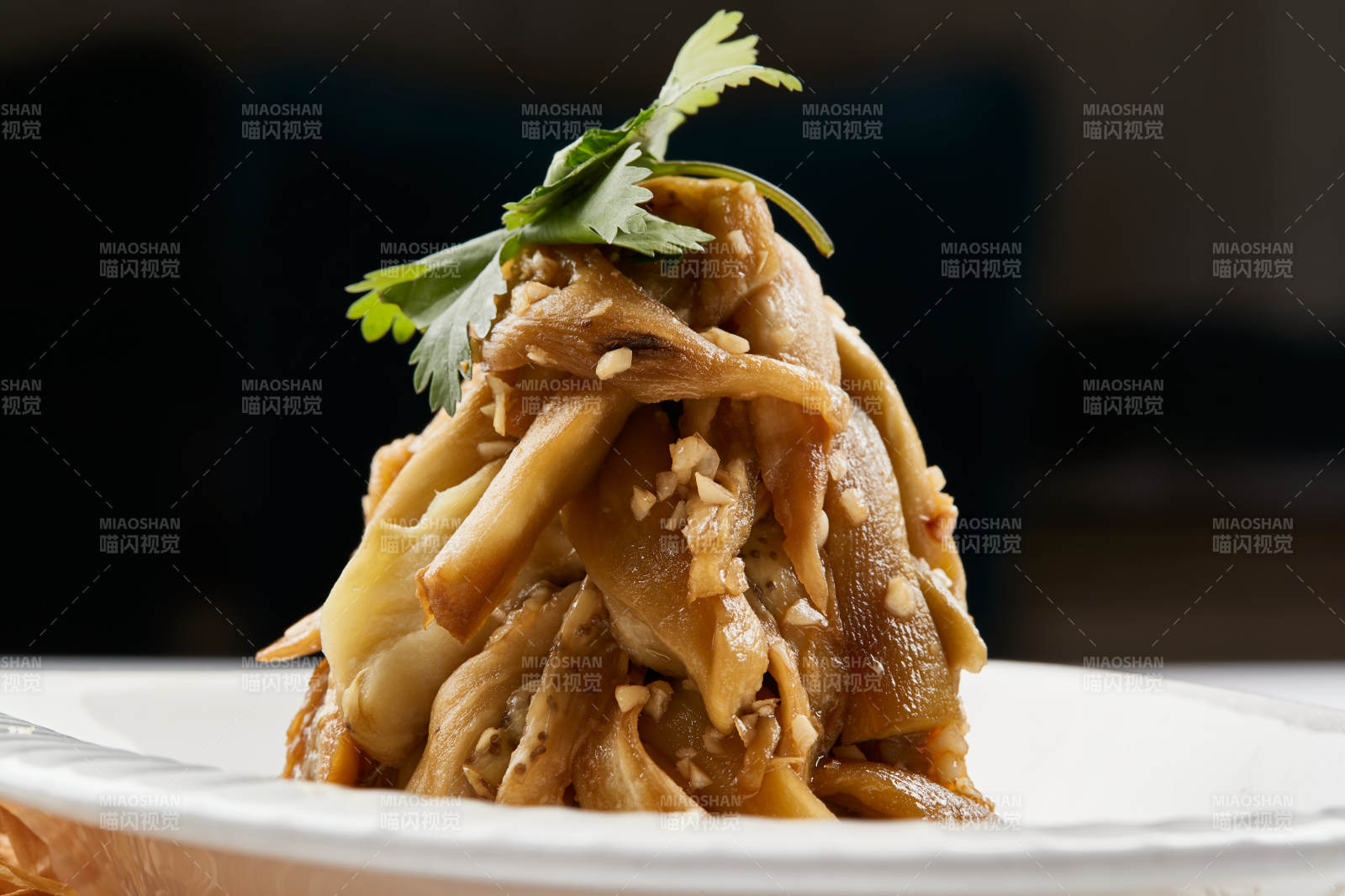 白色瓷盤裝的蒜泥蒸茄子