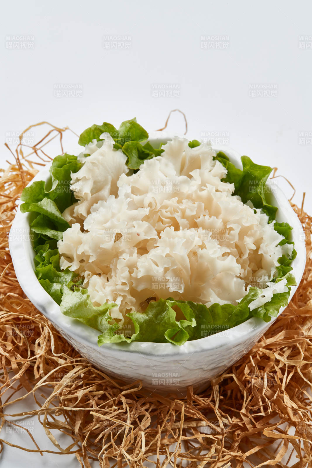 白色瓷餐具装的新鲜白木耳