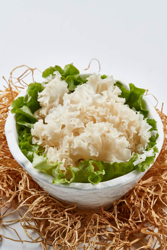 白色瓷餐具装的新鲜白木耳