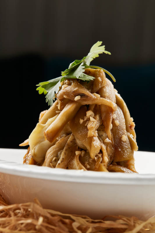 白色瓷盤裝的蒜泥蒸茄子