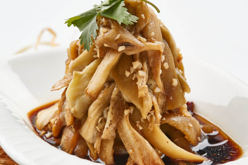 白色瓷盤裝的蒜泥蒸茄子