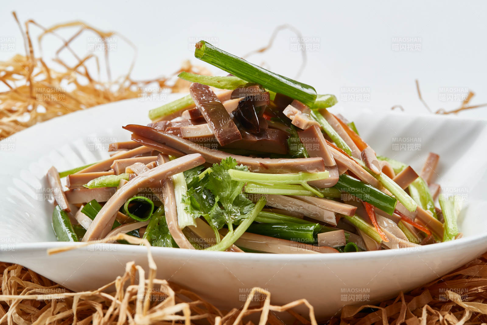 白色瓷盤裝的苦菊拌香干