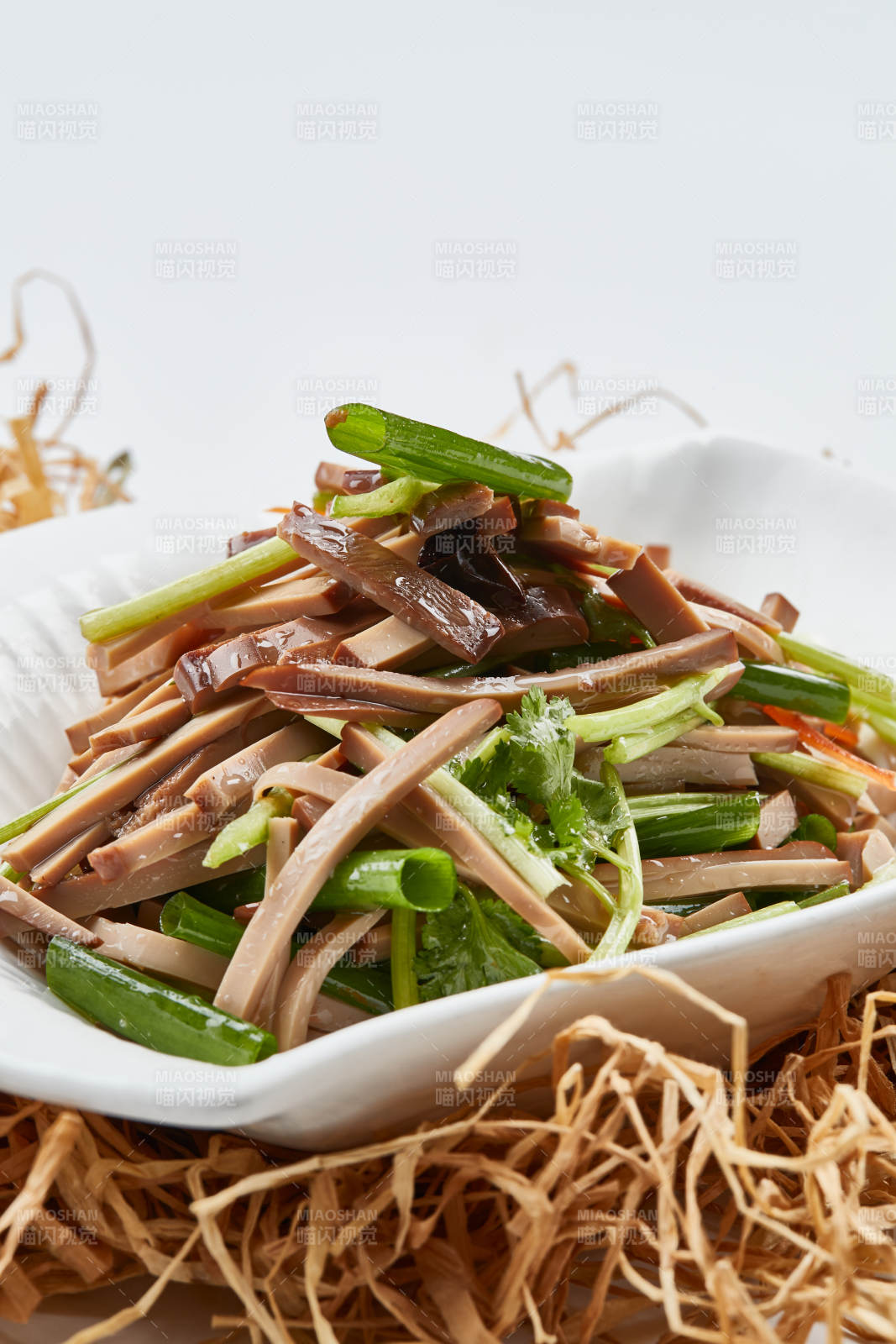 白色瓷盤(pán)裝的苦菊拌香干