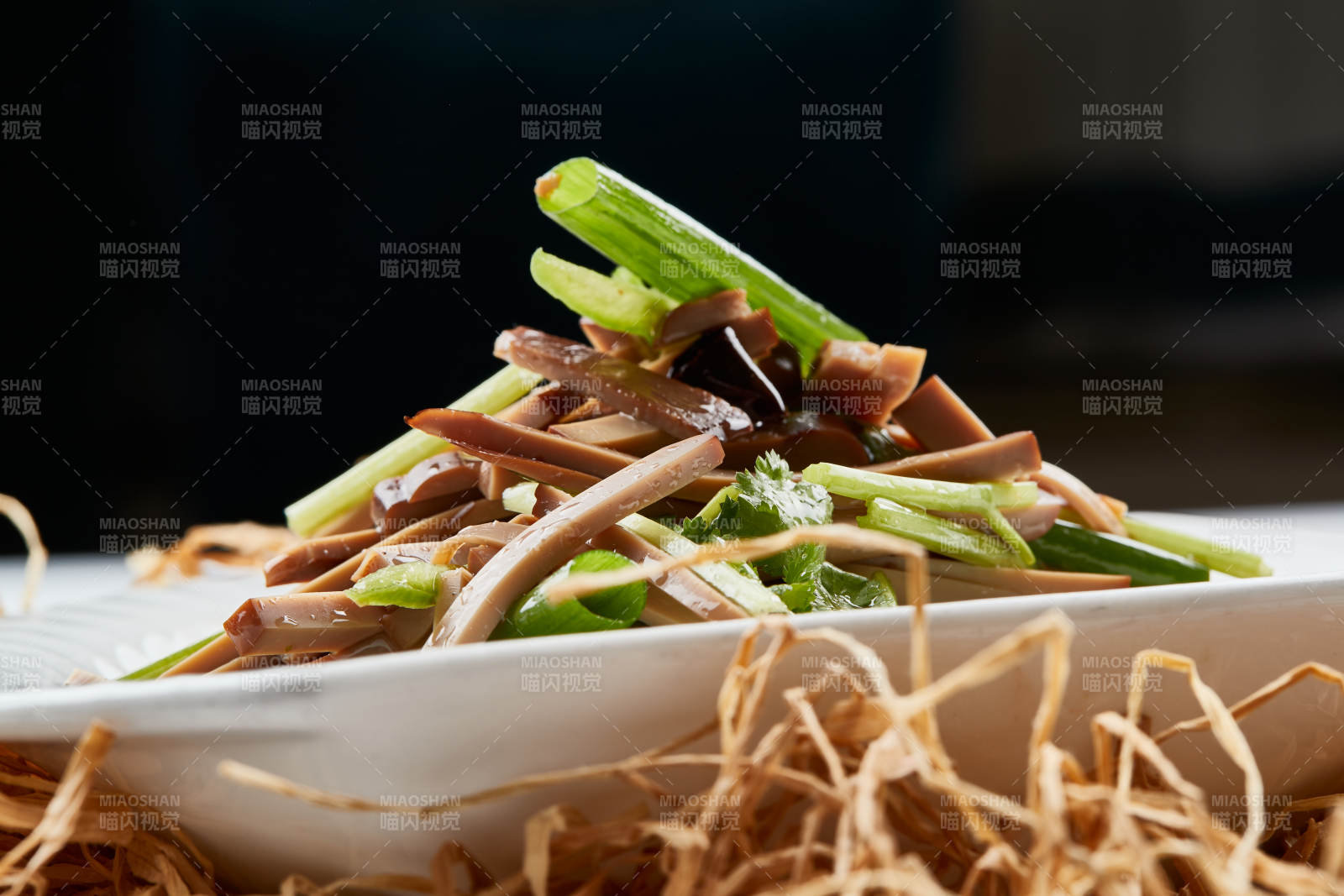 白色瓷盤裝的苦菊拌香干