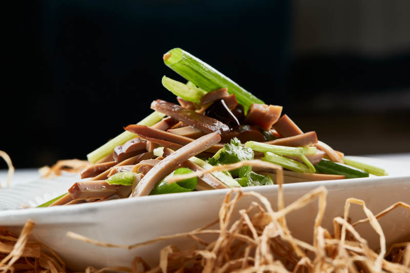 白色瓷盘装的苦菊拌香干