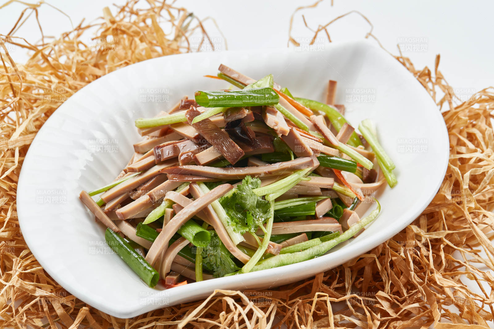 白色瓷盤裝的苦菊拌香干