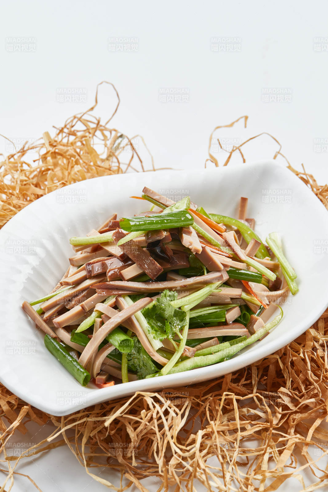 白色瓷盤裝的苦菊拌香干