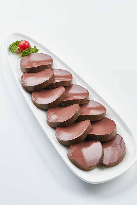 白色瓷盘装的的火锅食材鸭血切片