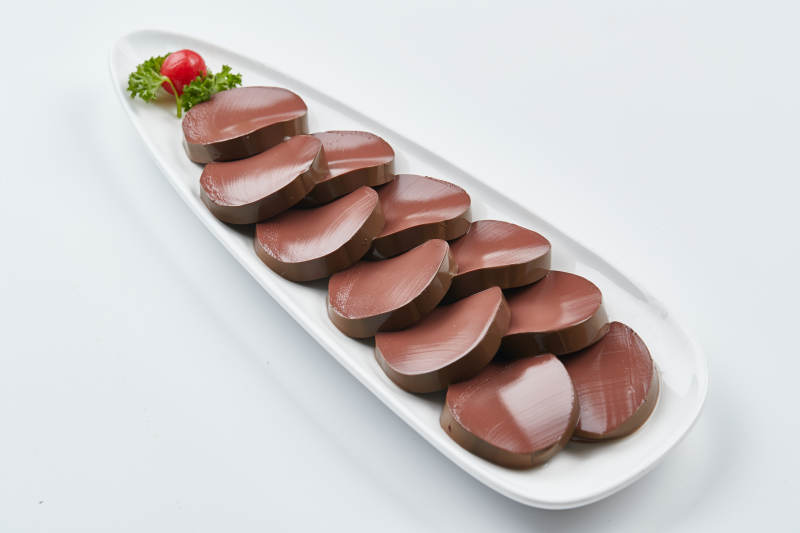 白色瓷盘装的的火锅食材鸭血切片